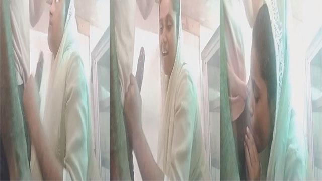 Muslim Housewife Blowjob And Cum On